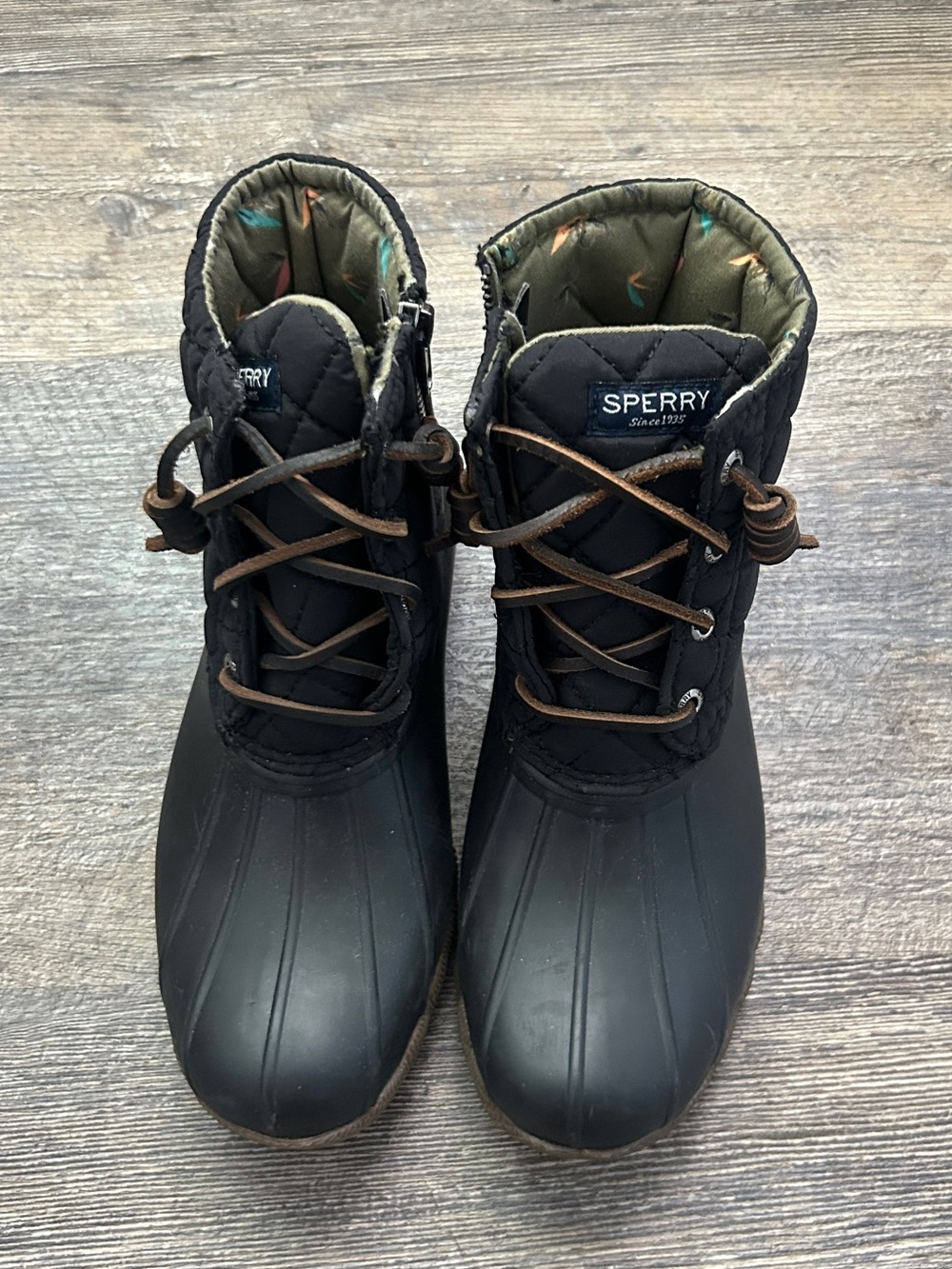 Sperry Black Quilt boots in Size 6